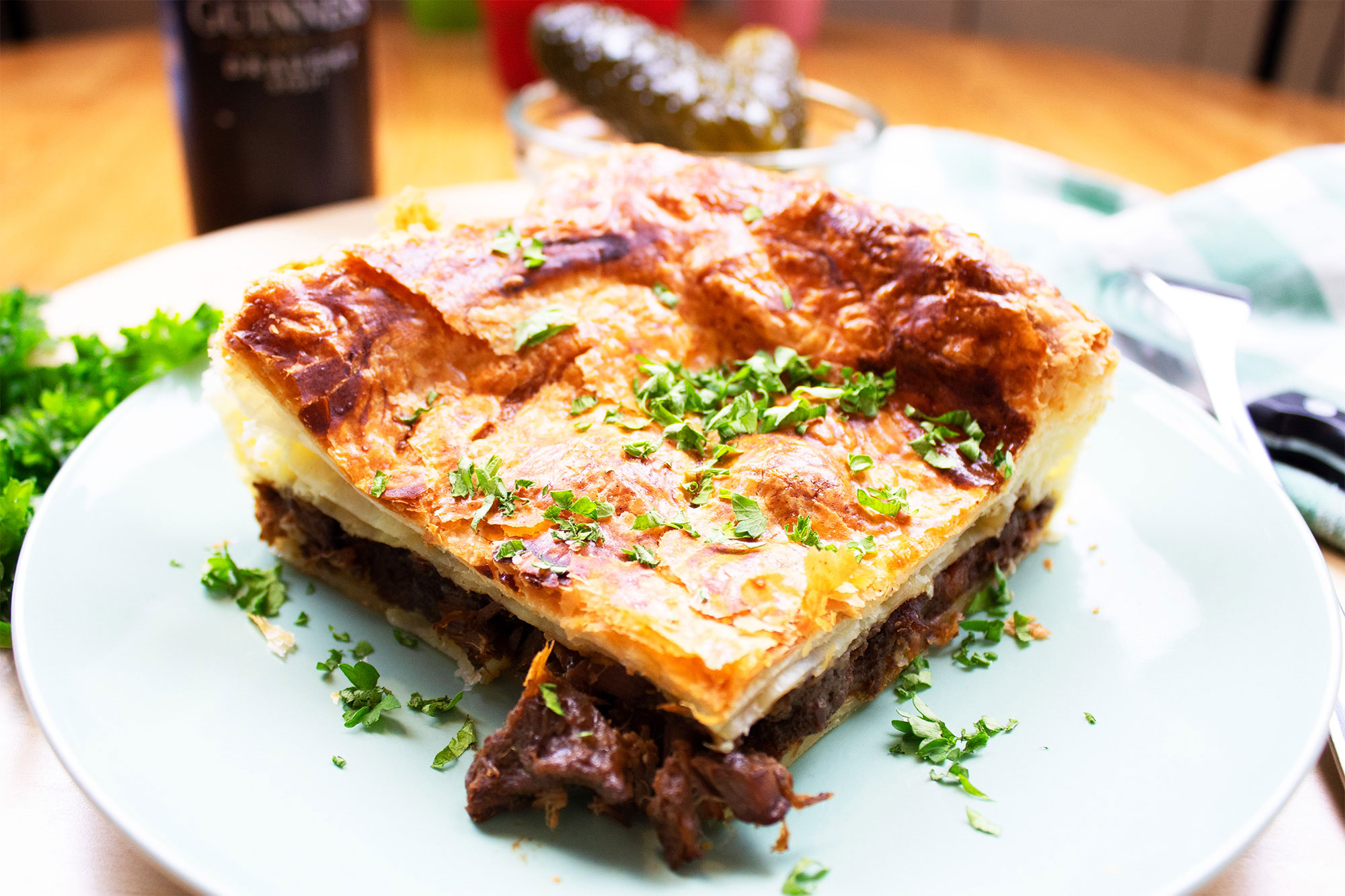 https://howtomakerecipes.com/wp-content/uploads/2021/07/pub-style-irish-beef-and-guinness-pie-video-recipe-gastroladies1.jpg