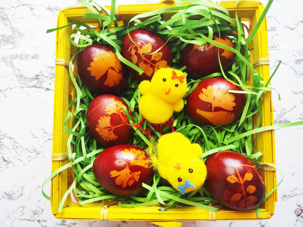 Dye Easter Eggs With Onion Skin (Video)