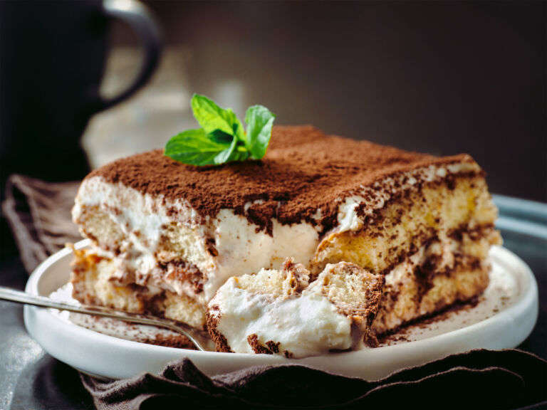 Le Tiramisu Ai Génératif Dans Un Dessert Italien Décadent En Verre Est  Préparé Avec Du Fromage Mascarpone, Un Expresso À La Crème Unique Marsala  Et Des Doigts Éponge Sur Une Lampe De