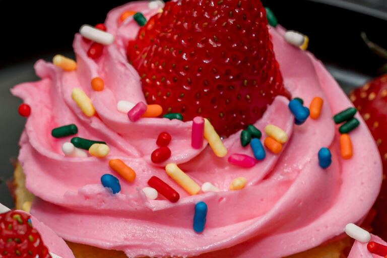 valentines-strawberry-cupcakes-recipe-gastroladies2