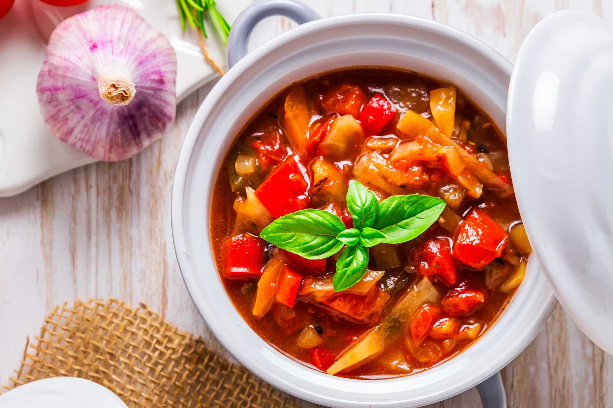 https://howtomakerecipes.com/wp-content/uploads/2022/07/country-minestrone-soup1.jpg