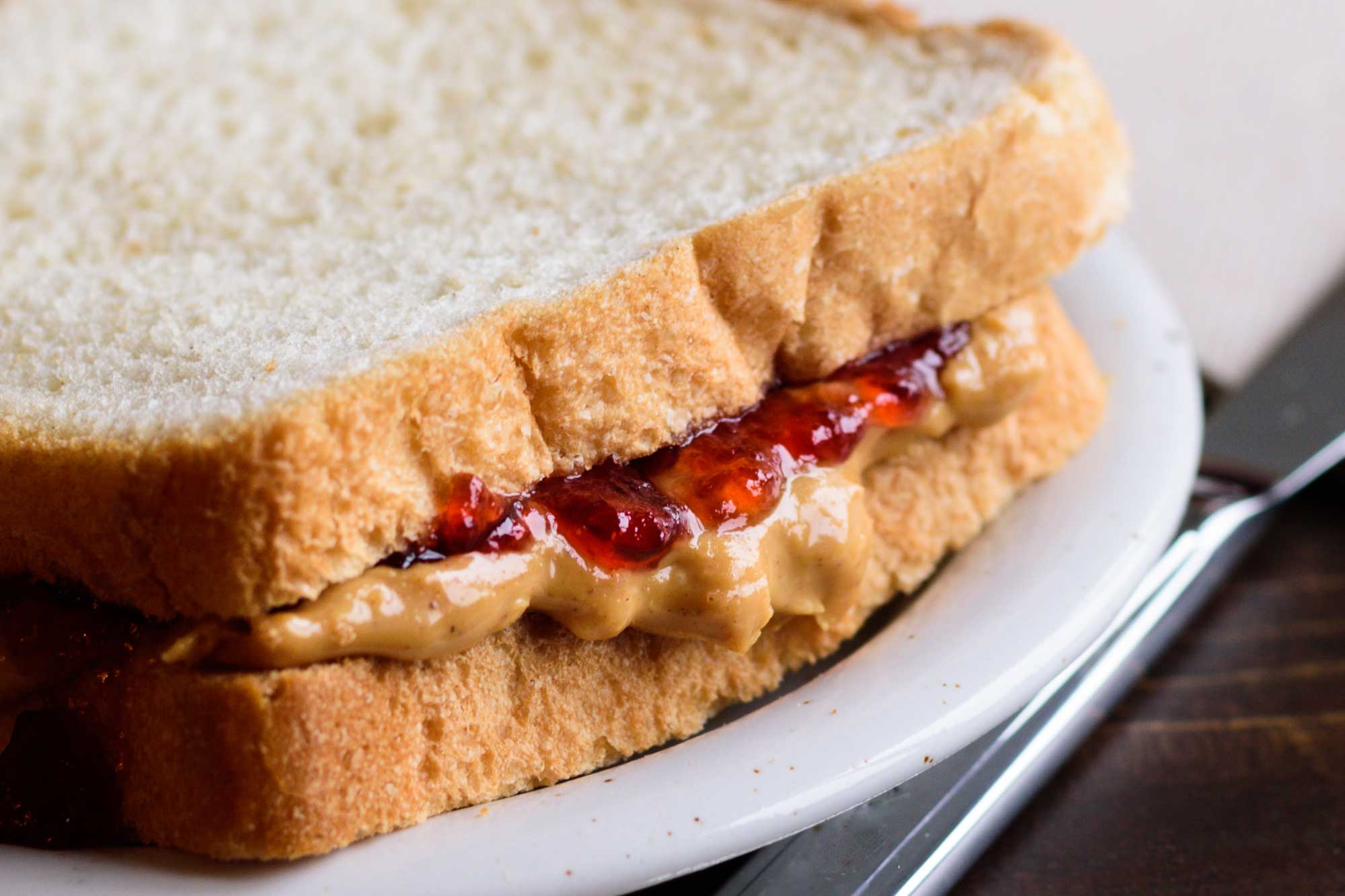 How To Make Traditional Peanut Butter and Jelly Sandwich - How To Make ...